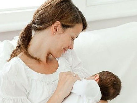 出生半小时内吸吮母乳对母婴都好